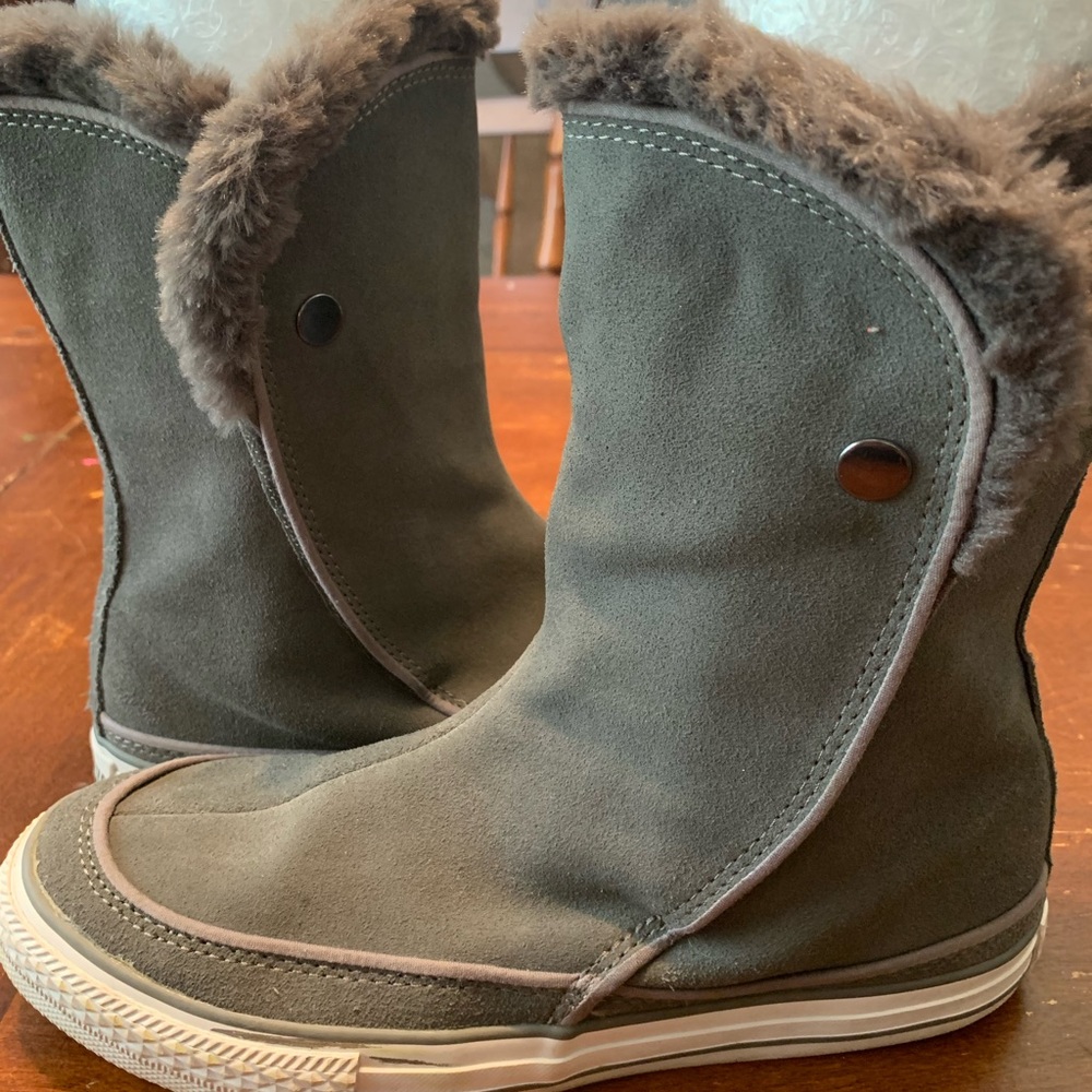 Grey Converse Suede tennis shoe Boots with fur